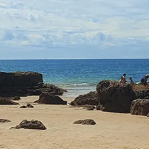 apartamento-em-frente-a-praia-com-piscina-e-tenis.hotelaalgarve.com/